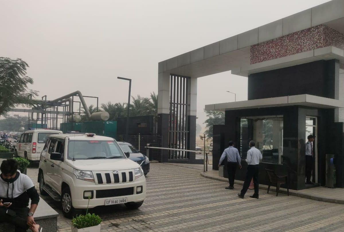 Greater noida cherry county double murder beside wife dead body bread was kept television was on know scene of flat