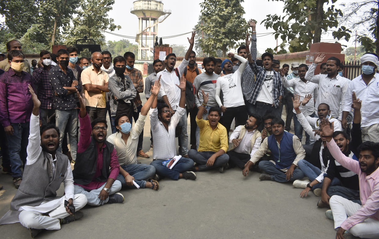 Several hours of sit-in demonstration in Gorakhpur University, other organizations created uproar at ABVP's helpdesk