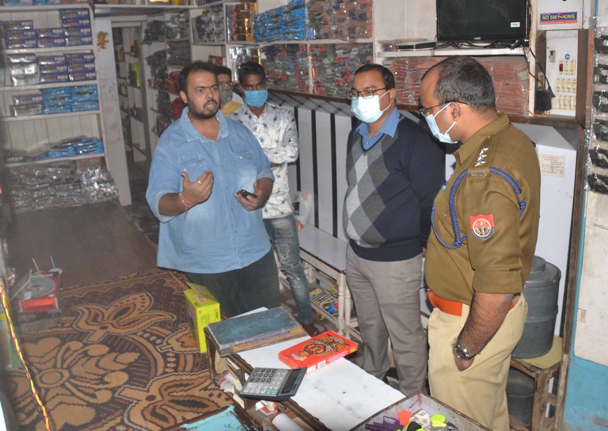 Joint team investigates cracker seller's store-warehouse