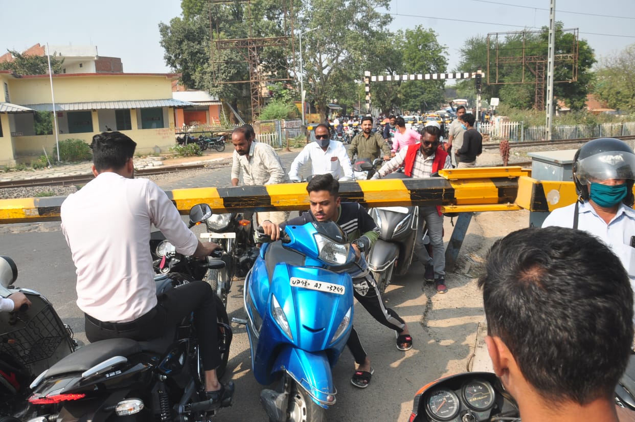Gwaliour road crossing close people disturb