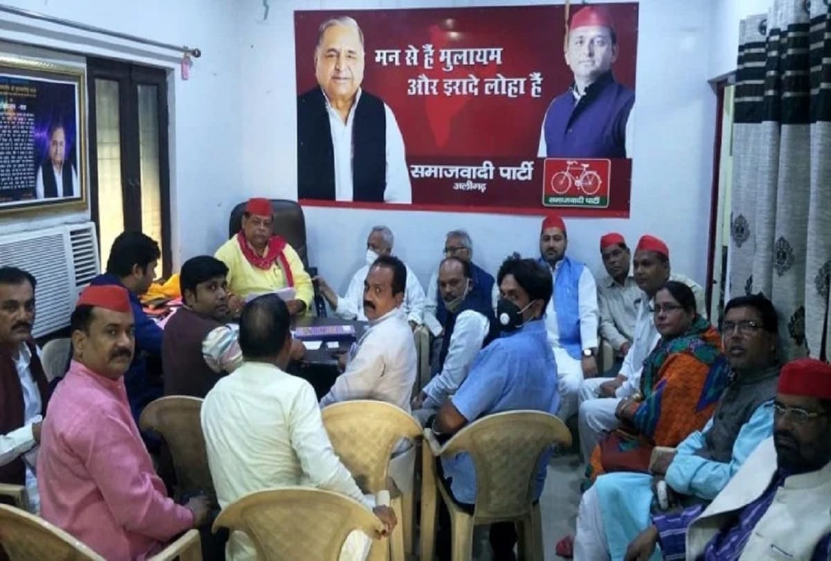 SP's district committee in hijab till election ..?