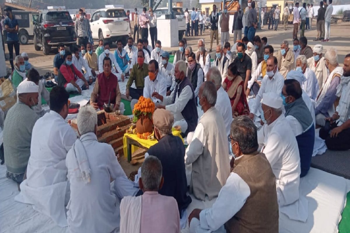 The crushing session has been inaugurated at Mohiddinpur sugar mill in Meerut
