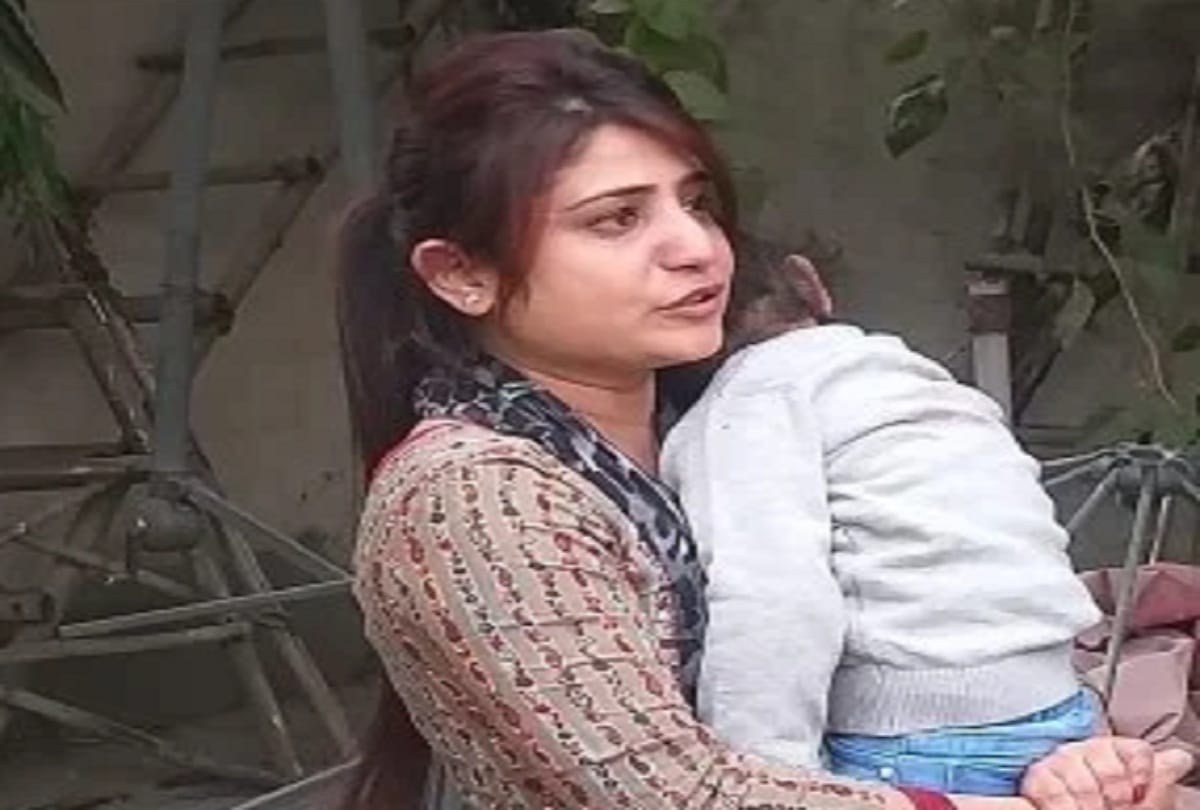 neha Did Not Get Entry In husband house Even After 17 Hours Of Dharna at moradabad