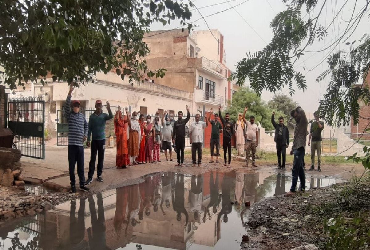 Sewer flowing on roads in agra