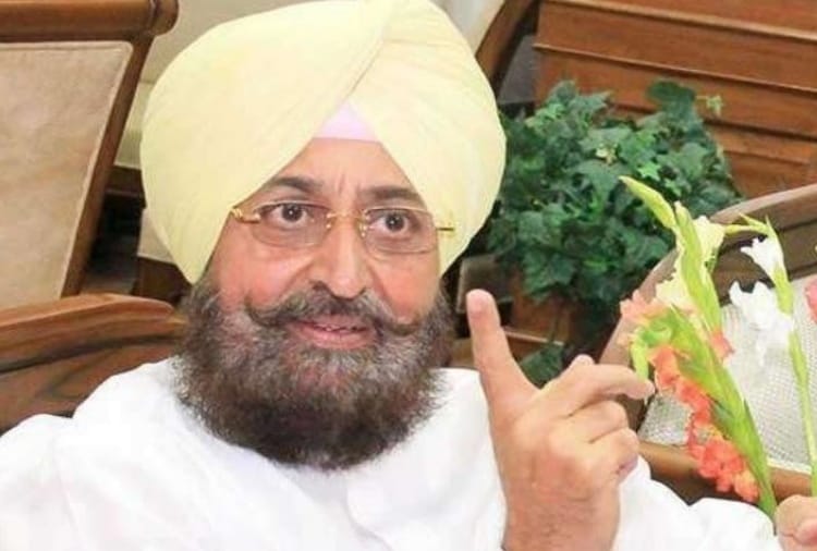 Shamsher Singh Dullo and Pratap Singh Bajwa hand over a Memorandum to railway Minister