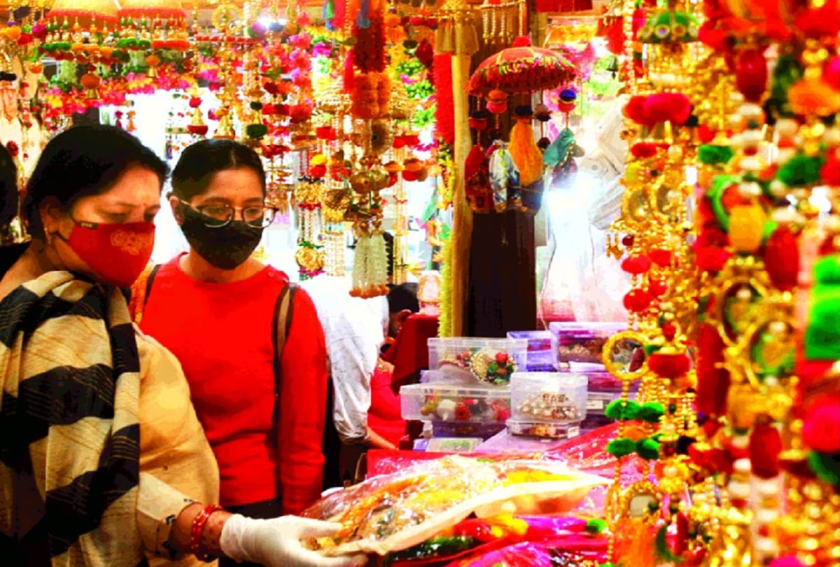    Capital markets adorned with decorative items