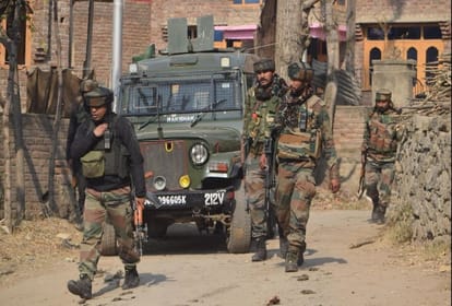 जम्मू कश्मीर: कोकरनाग में ग्रेनेड हमला, सेना का जवान और दो नागरिक घायल, आतंकी फरार jammu kashmir news: Army Personnel and Two Civilians Injured In Grenade Attack In Kashmir