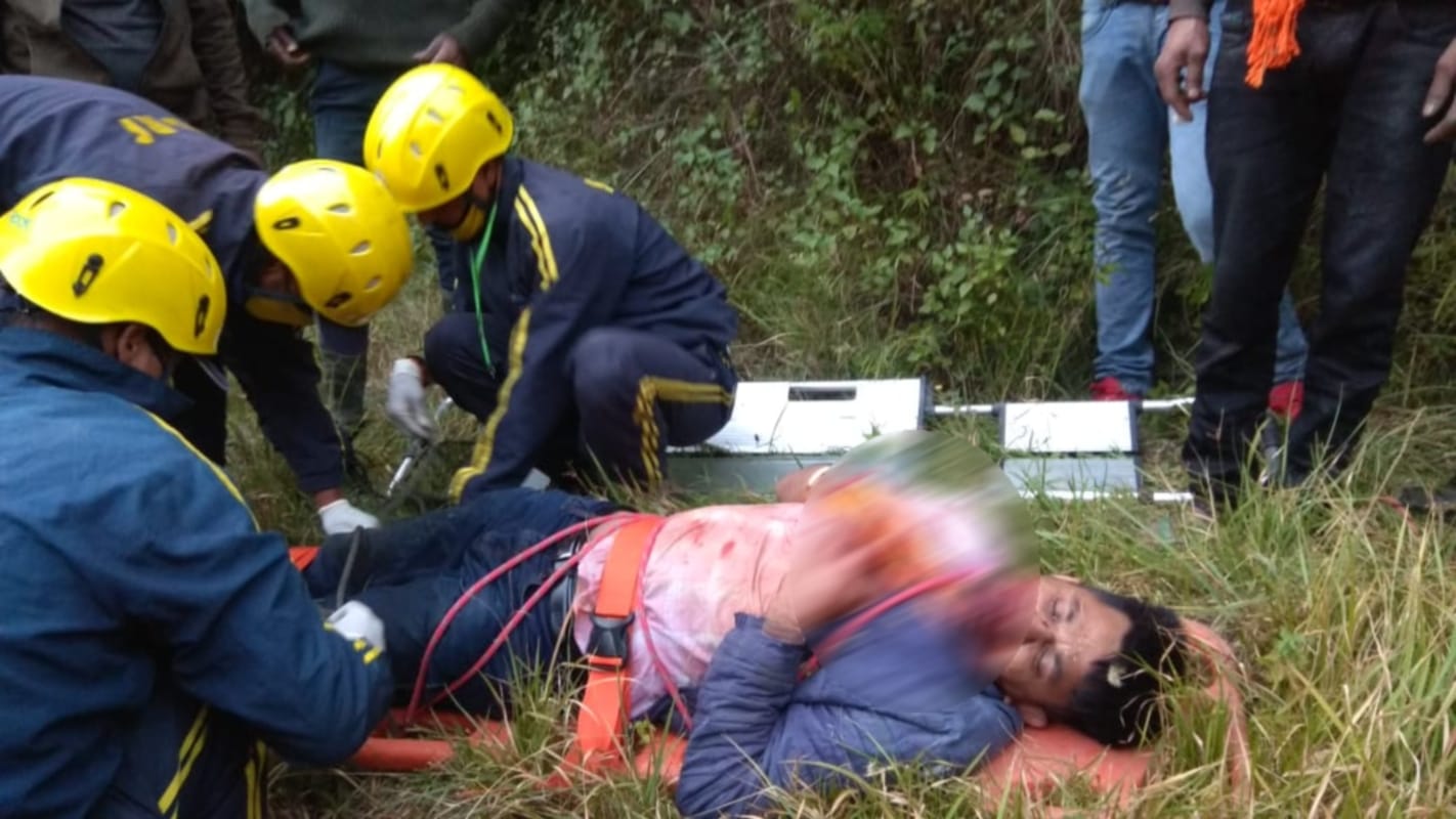 Char dham yatra 2020: gujrat devotees going for badrinath yatra vehicle fell in to river at
