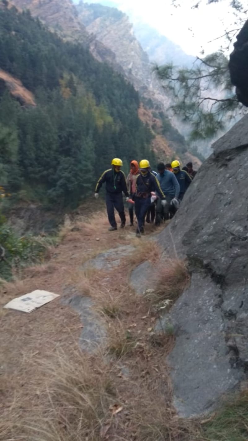 Char dham yatra 2020: gujrat devotees going for badrinath yatra vehicle fell in to river at