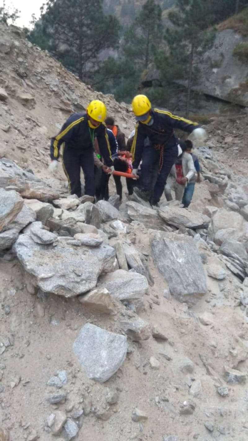 Char dham yatra 2020: gujrat devotees going for badrinath yatra vehicle fell in to river at