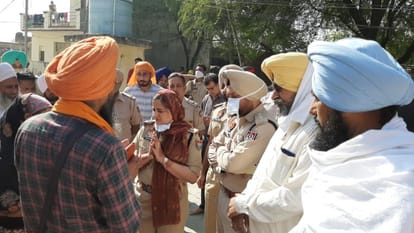 डेराबस्सी में हुई श्री गुरु ग्रंथ साहिब जी की बेअदबी के बाद पहुंचे पुलिस अधिकारी लोगों से बातीची?