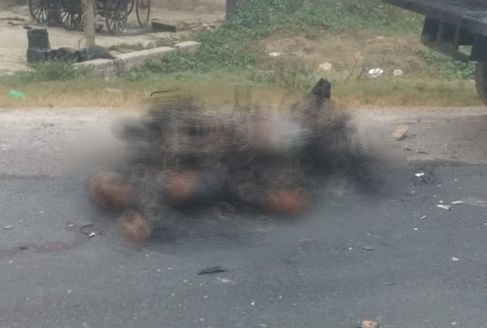 Burned dead body and a bike found on the road in Balrampur.