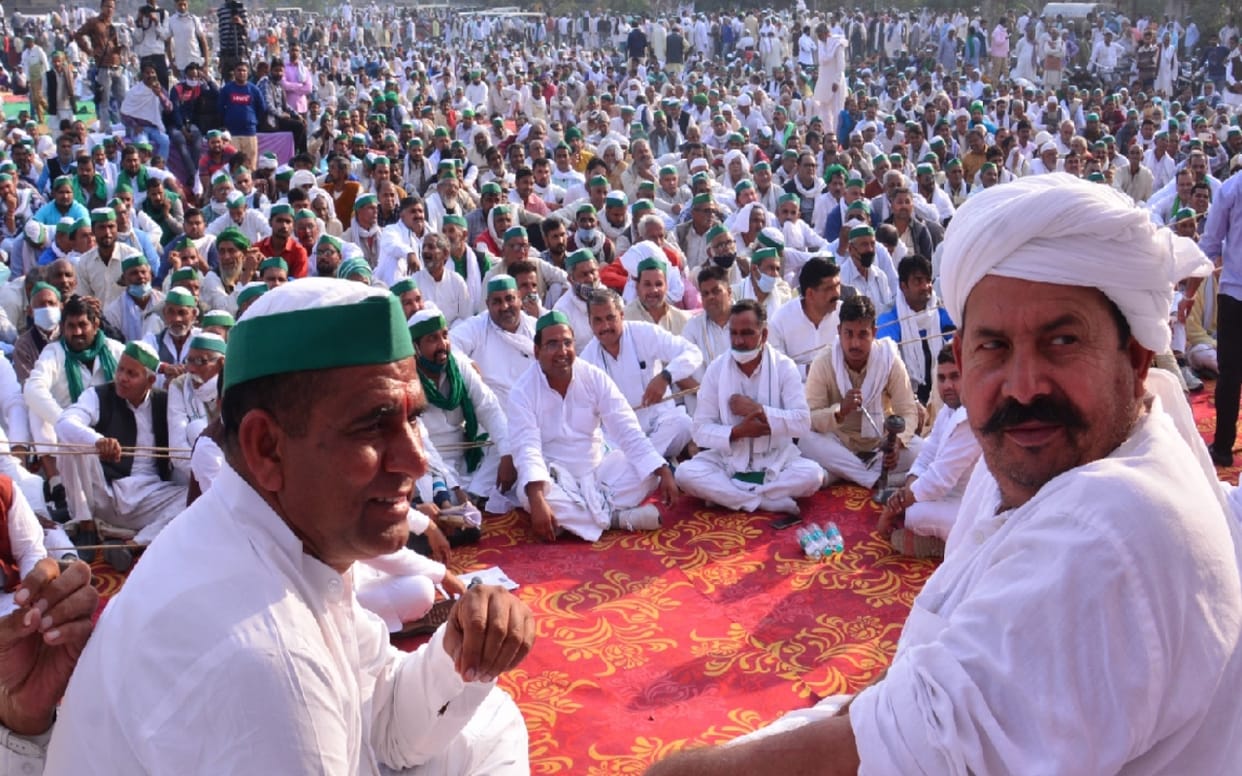 Farmer leader fiercely thrashed in Mahapanchayat, said - Officers will have to be treated