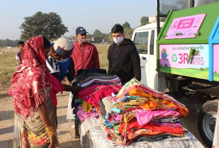 Chandigarh Municipal corporation distributed clothes to the needy