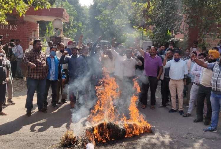 Chandigarh News in Hindi: Employees protest in Chandigarh