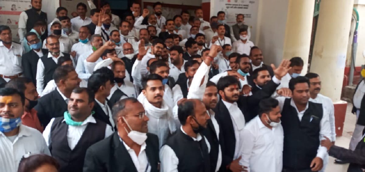 Demonstration in front of SSP office demanding withdrawal of cases filed against lawyers for not applying mask