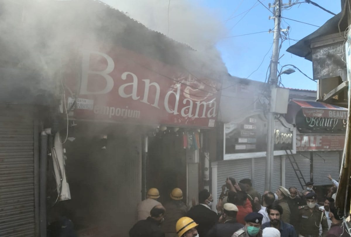 fire broke out in Clothing shop at Lower Bazar shimla, lakhs worth of ashes