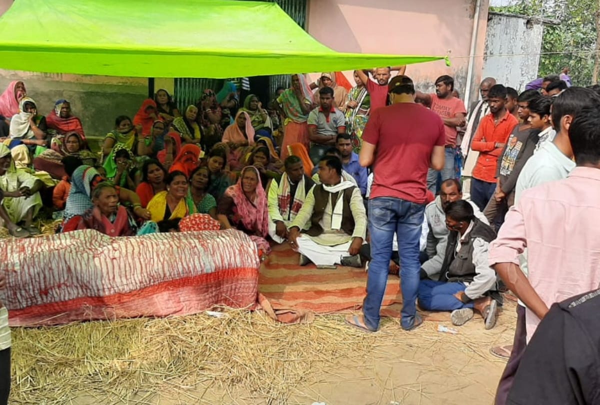 Prisoner Shubham family sitting dharna After death of in jail at gorakhpur