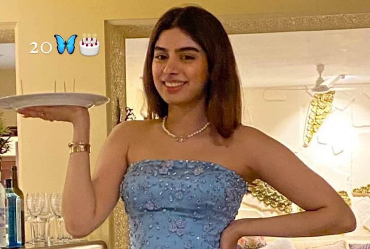 khushi kapoor choose stylish dress for her 20th birthday celebration