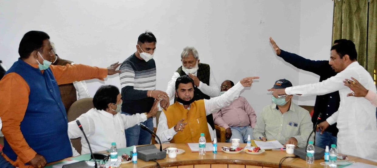 Vice Chairman and members clashed in the board meeting of the District Panchayat
