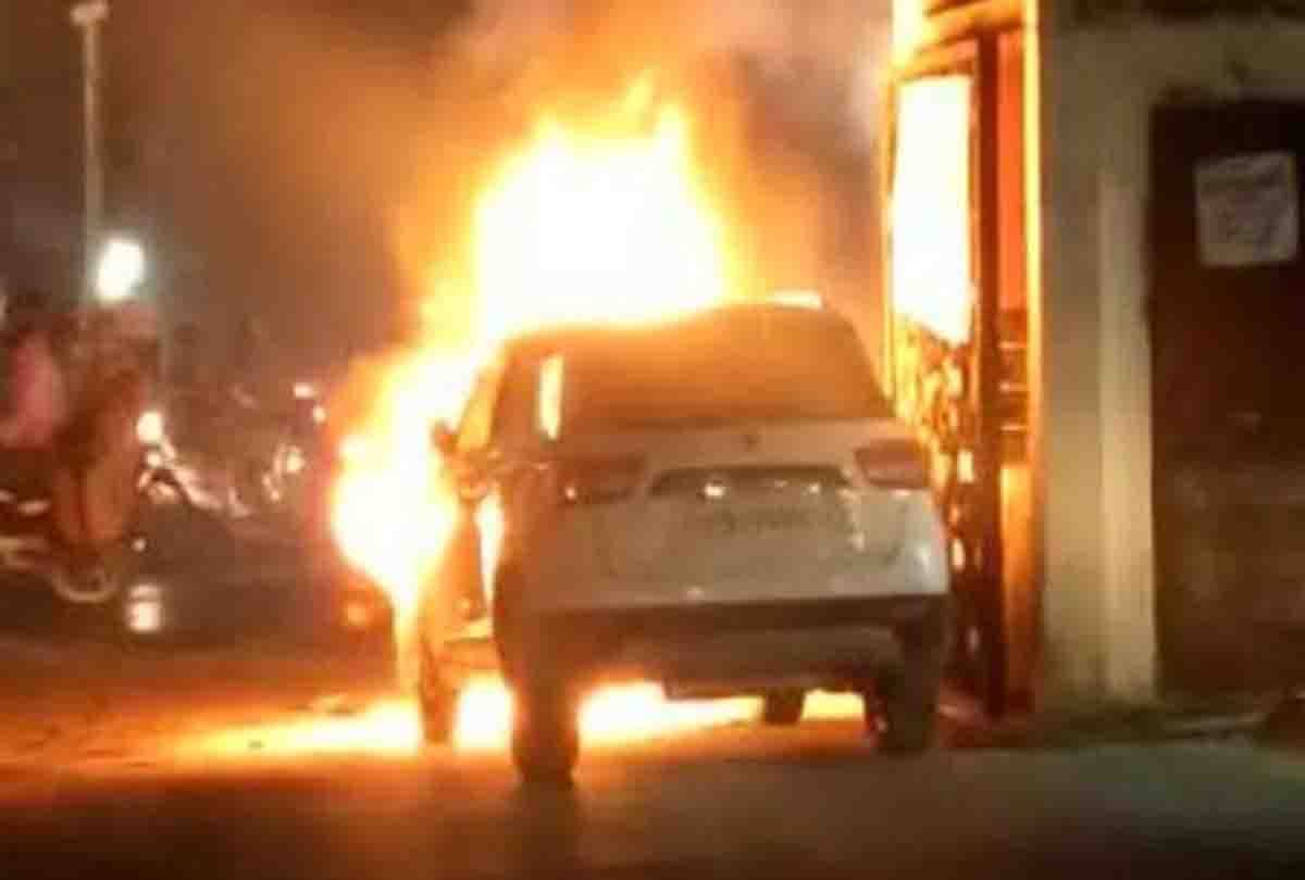 Fire in a running car on Moradabad-Delhi highway, couple saved their lives by jumping