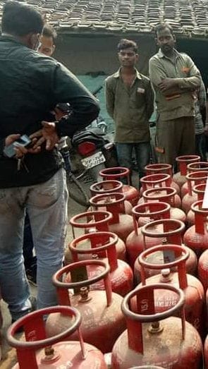 police arrested 11 people in gas thefting from  cylinder