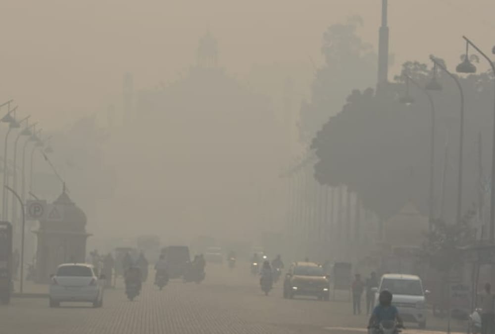 Air Pollution Level in Lucknow News: Lucknow UP Air Quality Index Salary of Regional Officer of Uttar Pradesh Pollution Control Board stopped.