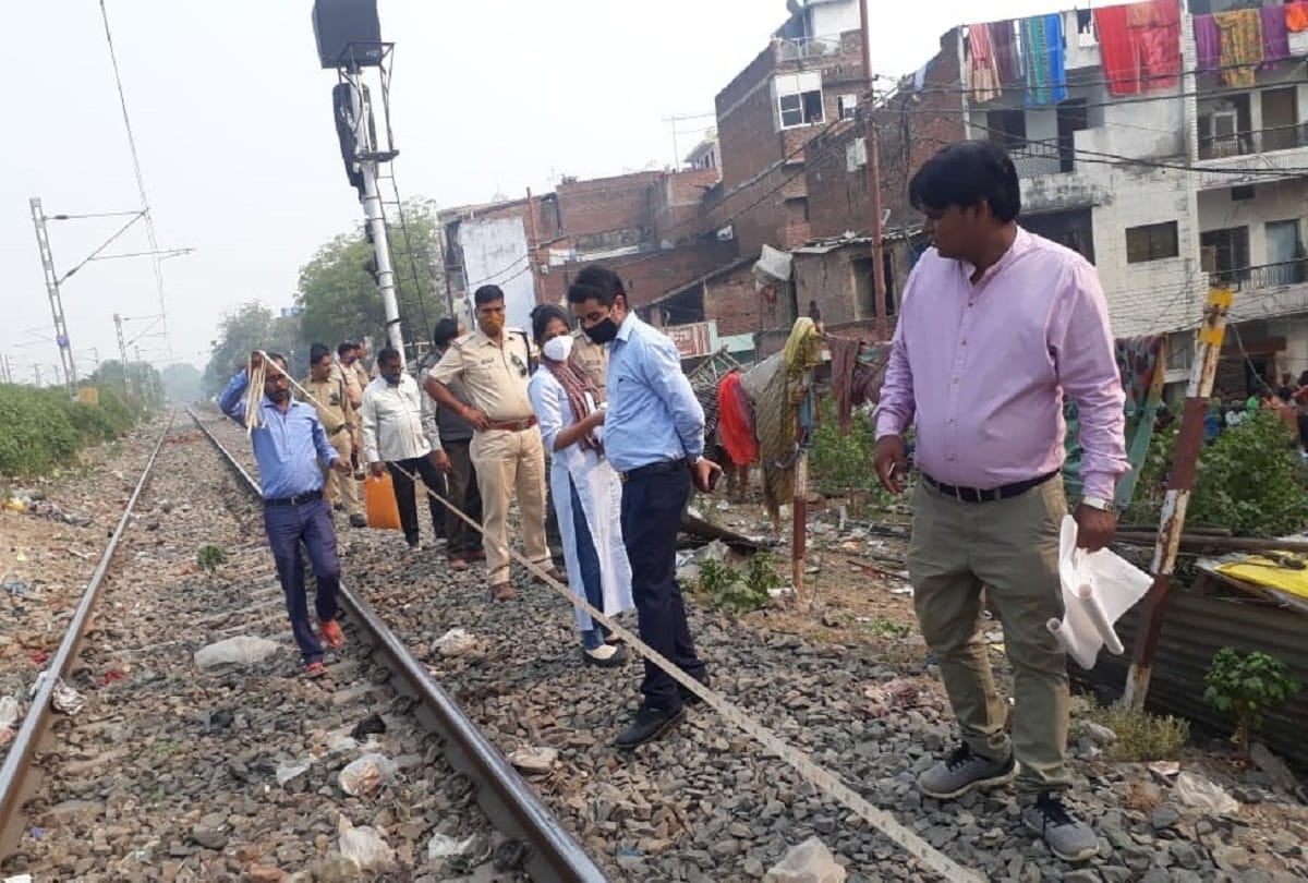 Railway workers who came to set a pole in Azad Nagar have to face the displeasure of the people