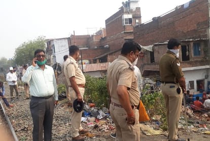 Railway workers who came to set a pole in Azad Nagar have to face the displeasure of the people