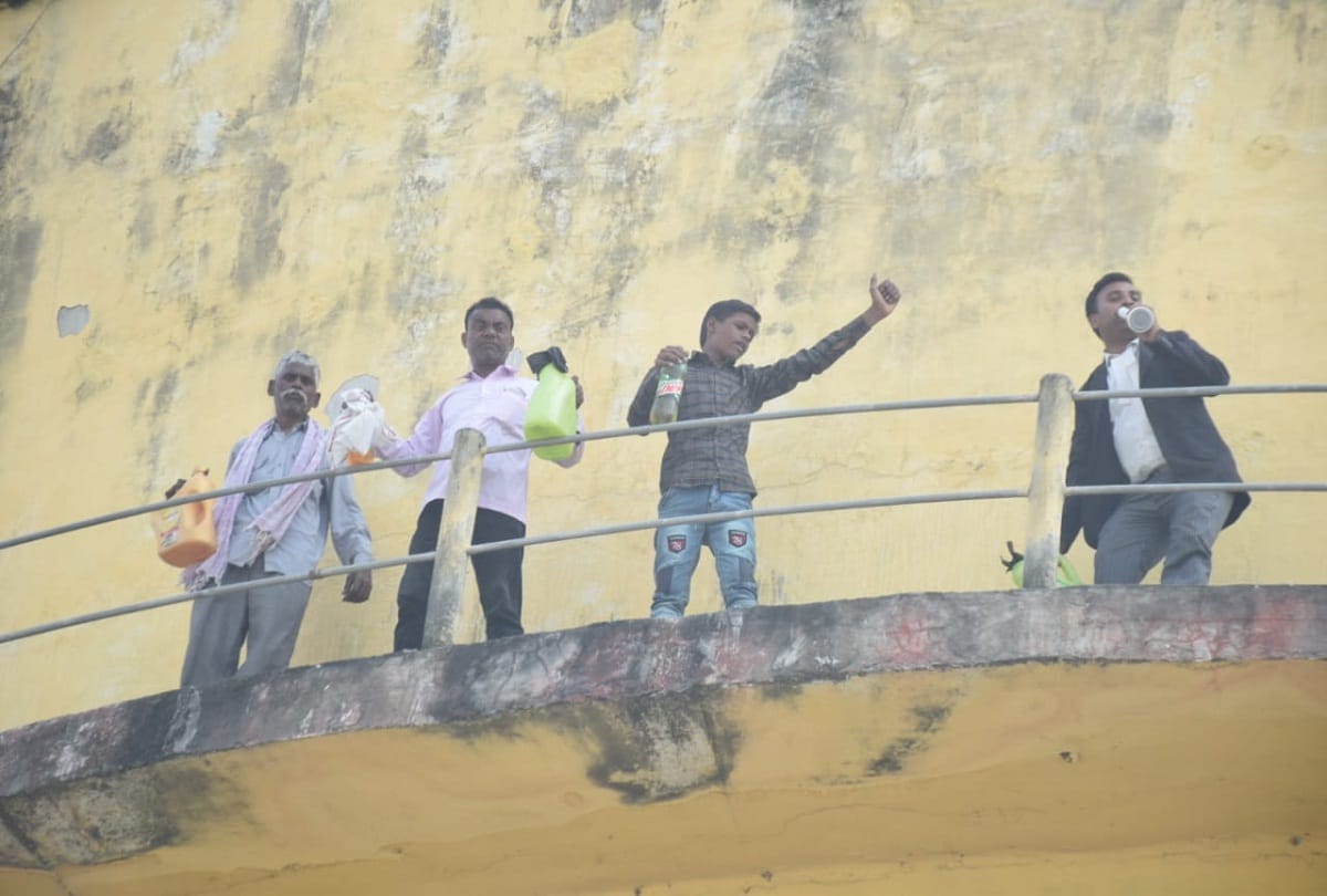 Hardoi, who was harassed by village rioters, boarded a water tank in Prayagraj, including an advocate family, warning of suicide