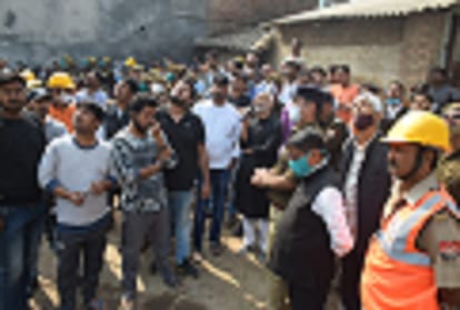 Hardoi, who was harassed by village rioters, boarded a water tank in Prayagraj, including an advocate family, warning of suicide