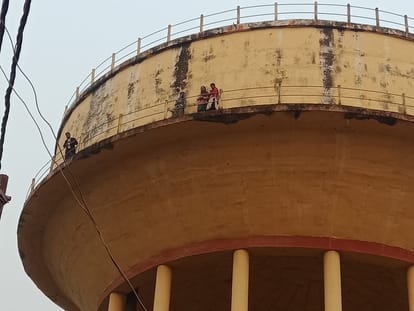Hardoi, who was harassed by village rioters, boarded a water tank in Prayagraj, including an advocate family, warning of suicide