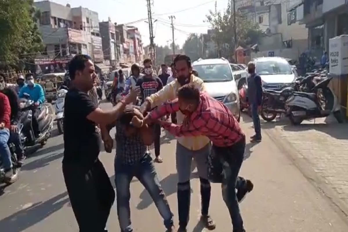 Saharanpur News: A young man has beaten up on road and video viral