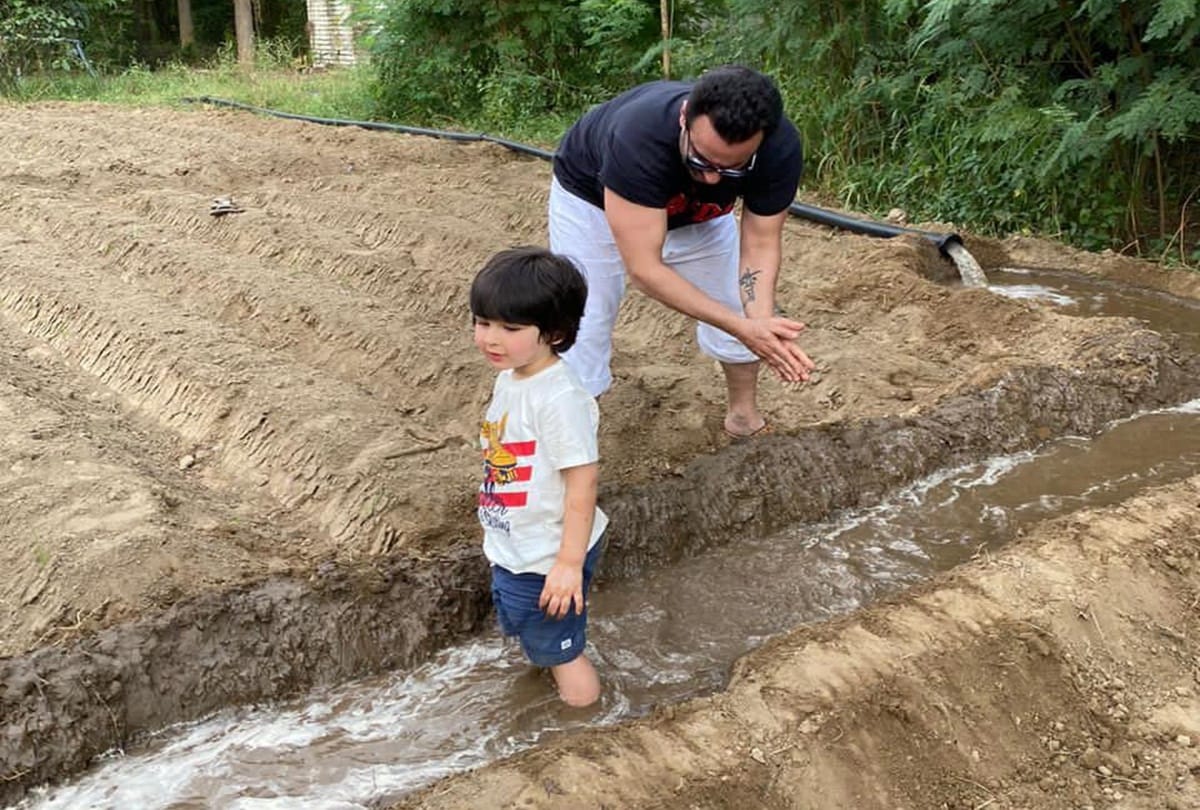Kareena Kapoor Son Taimur Ali Khan Doing Farming With Father Saif Ali Khan Photo Goes Viral