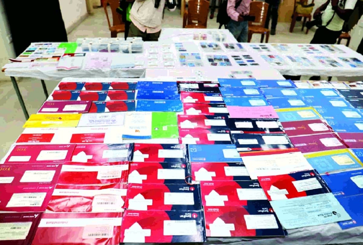 Four couple arrested in credit card fraud