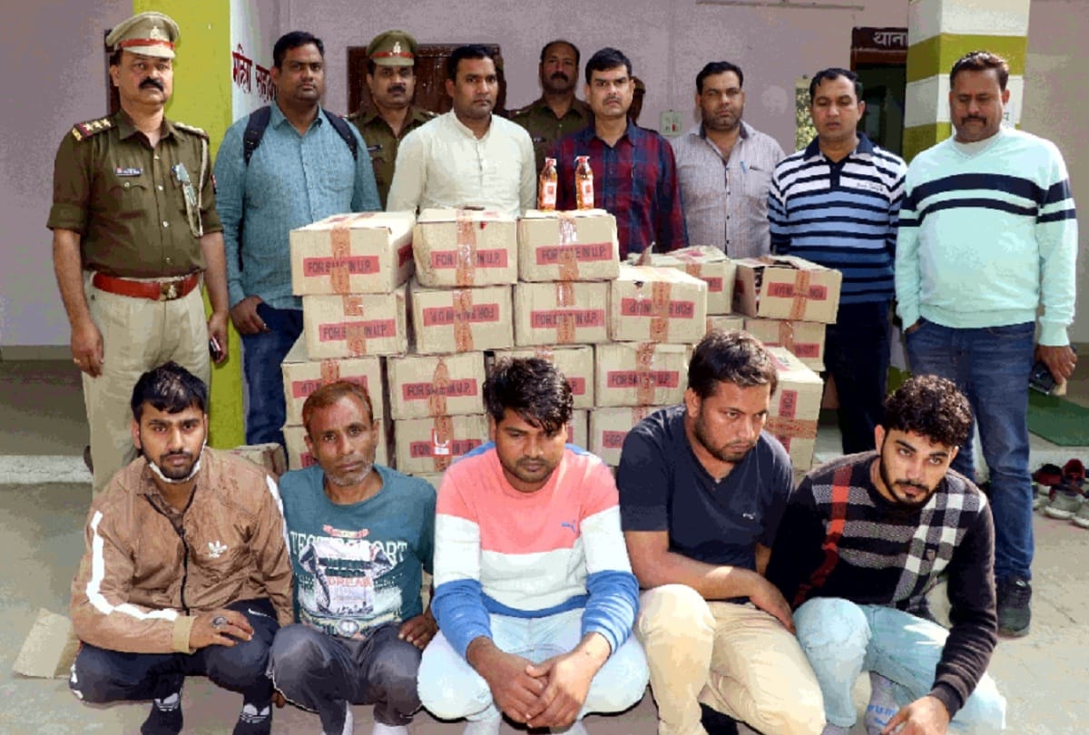 Liquor smugglers try to run over the police on duty in bijnor