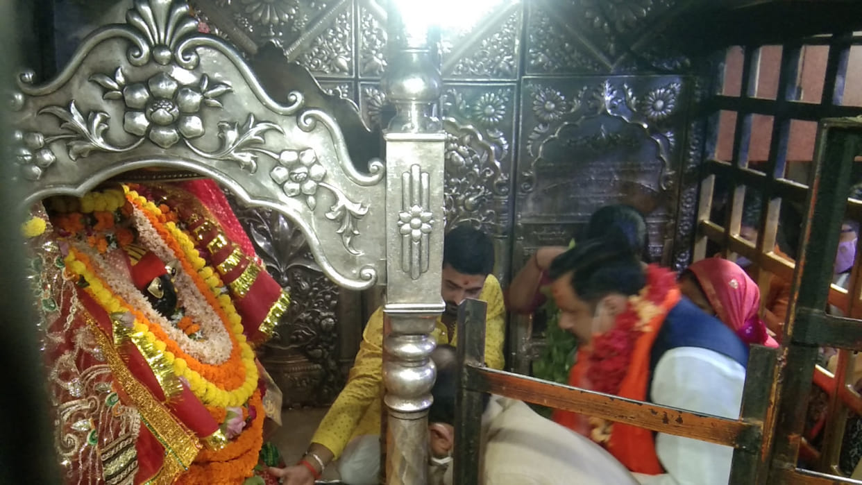 Dr. Mahendra Singh took oblation at the feet of mother Vindhyavasini