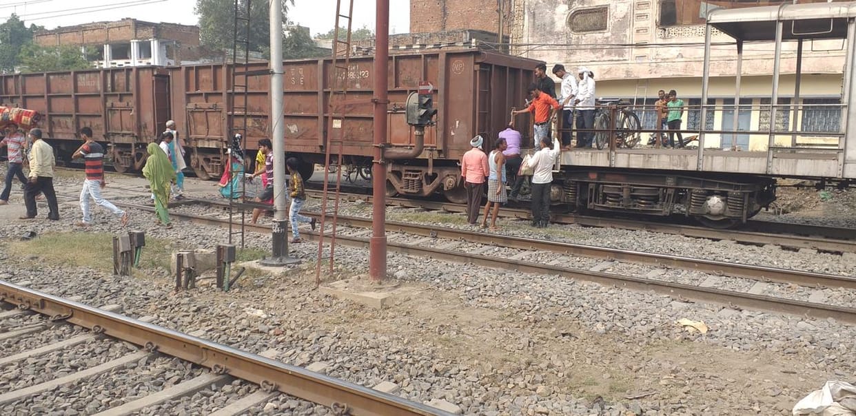 With the wheel jammed, the goods train parked at the crossing for four and a half hours