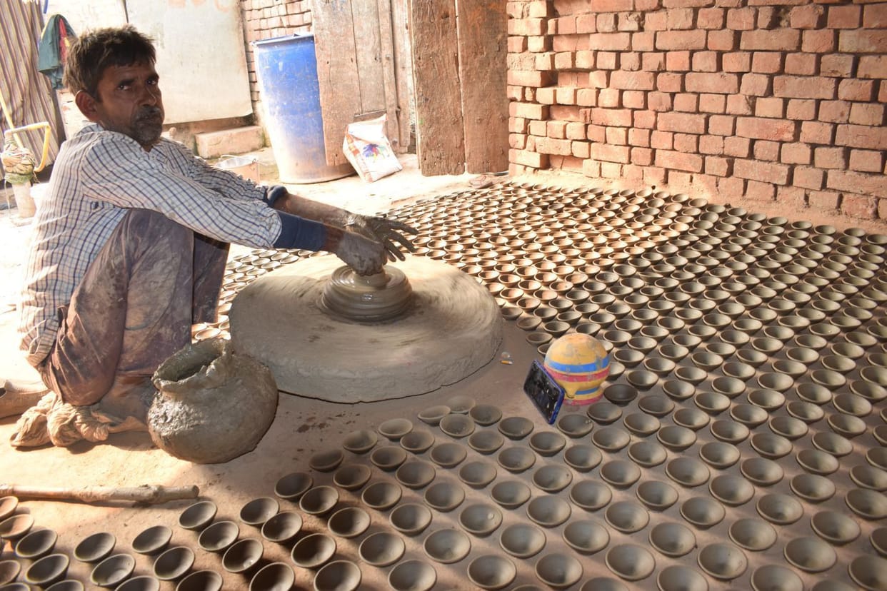 mud pot diwali festivel market