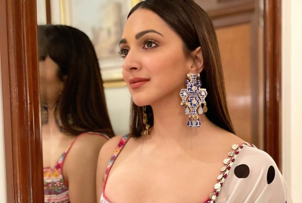 kiara advani wear polka dot black and white saree for movie laxmmi promotion