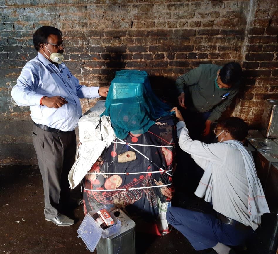 Aligarh: 450 kg mustard oil seized from Raghuvirpuri, 230 kg sweets were destroyed in Khair