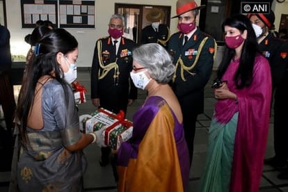 गोरखा सैनिकों की पत्नियों को उपहार देती सेनाध्यक्ष की पत्नी