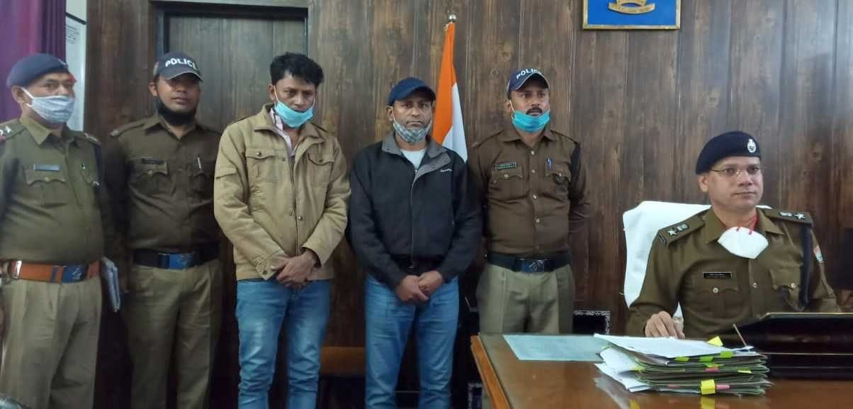 Caught 228 bottles of liquor being brought from Delhi hidden under the car seat