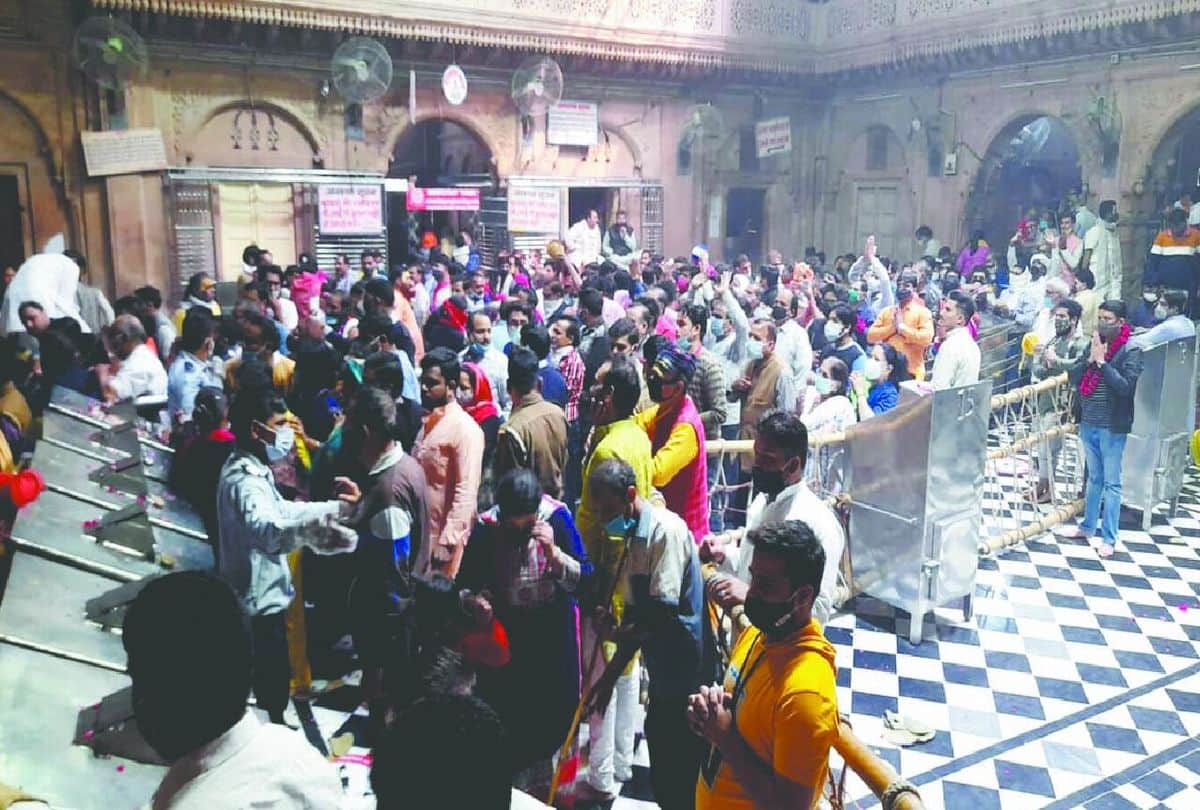 Devotees allowed to carry Prasad and flowers at the Banke bihari temple Vrindavan