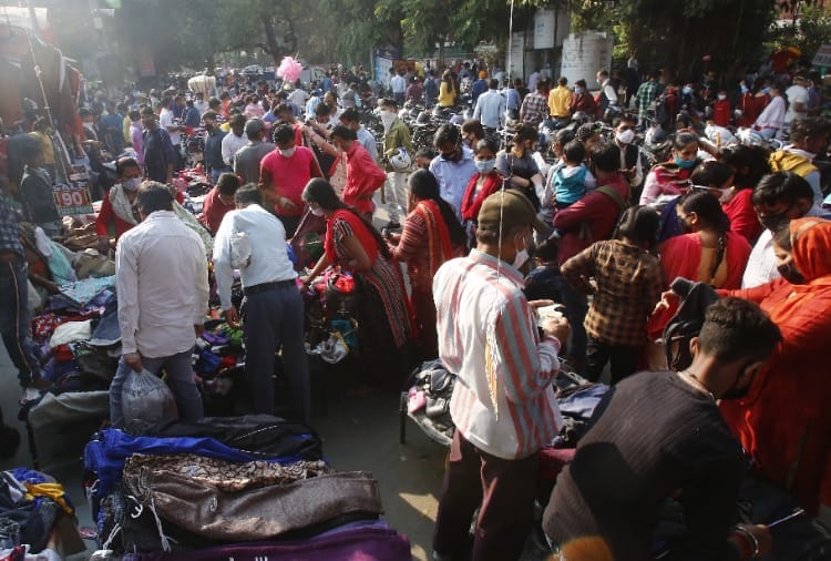 Crowds of people gathered in the market, violation of social distance in Chandigarh