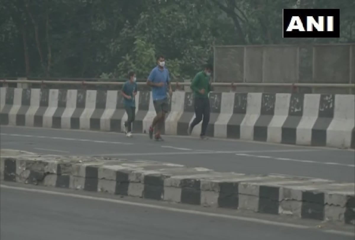 Pollution in delhi rises high in morning people faces problems during walking