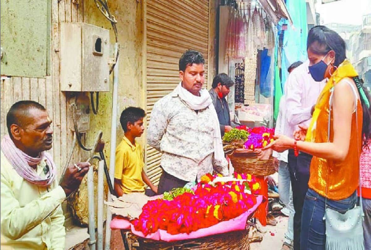 Devotees allowed to carry Prasad and flowers at the Banke bihari temple Vrindavan