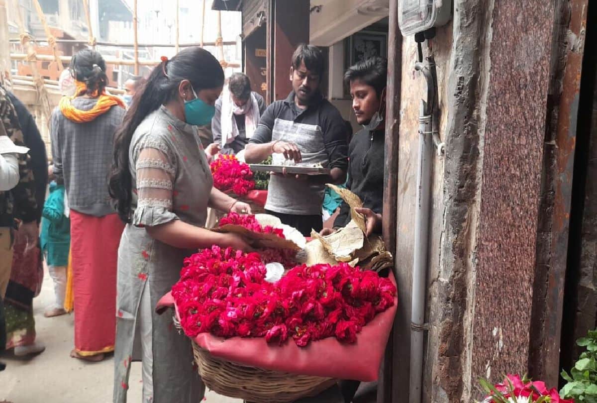 Devotees allowed to carry Prasad and flowers at the Banke bihari temple Vrindavan
