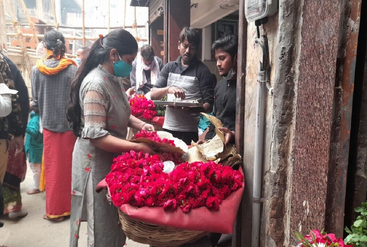 Devotees allowed to carry Prasad and flowers at the Banke bihari temple Vrindavan