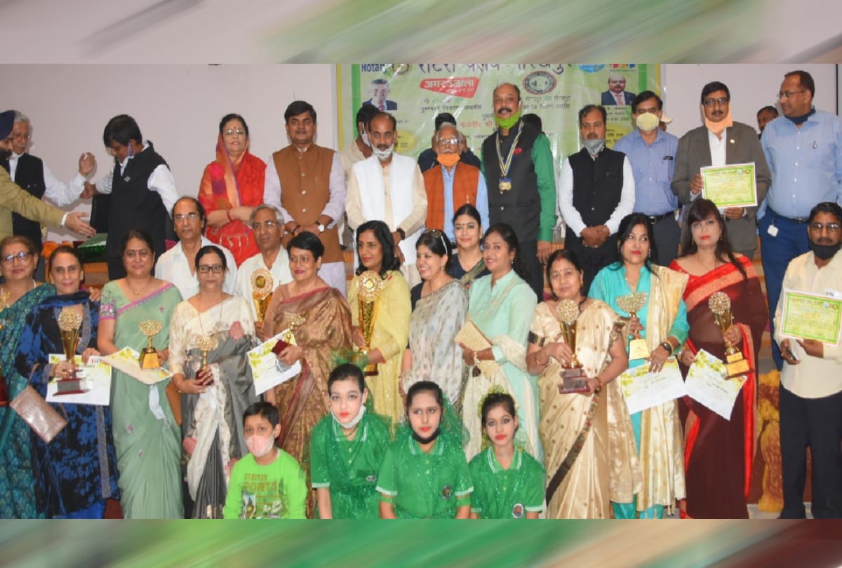 Honored winners of 'Go Green-Grow Green' competition in organized under joint auspices of Rotary Club and Amar Ujala